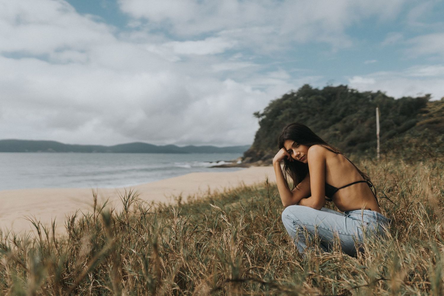 Ensaio feminino intimista e autêntico, ensaio na praia, natureza, fotografia genuína. Retrato feminino. Lembranças da própria história.