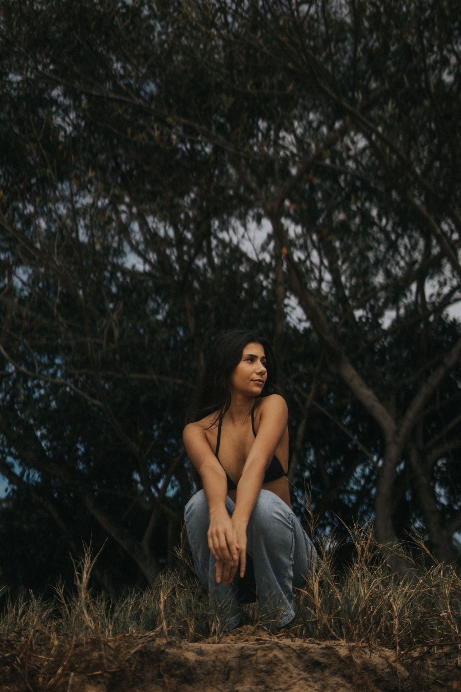 Ensaio feminino intimista e autêntico, ensaio na praia, natureza, fotografia genuína. Retrato feminino. Lembranças da própria história.