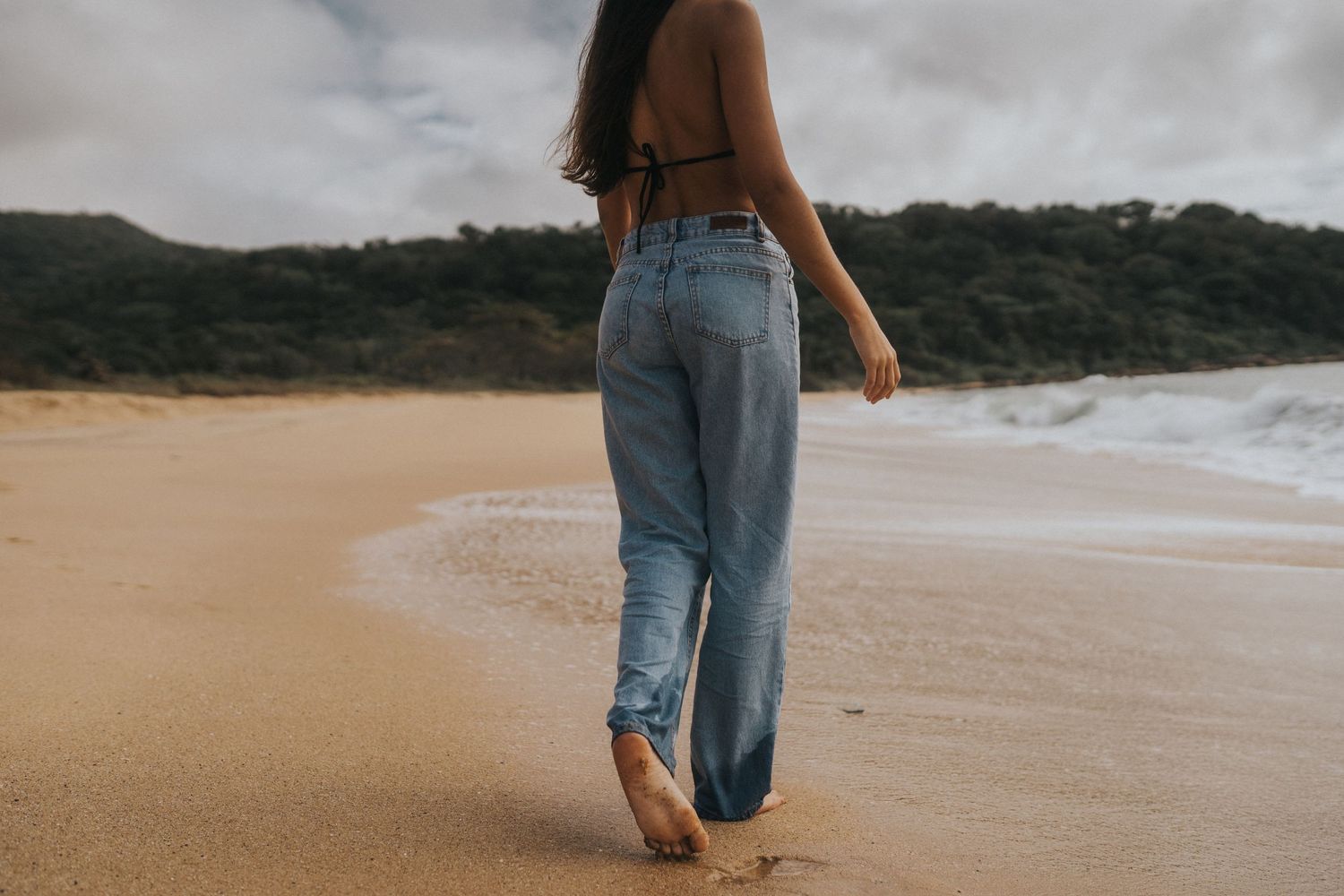 Ensaio feminino intimista e autêntico, ensaio na praia, natureza, fotografia genuína. Retrato feminino. Lembranças da própria história.
