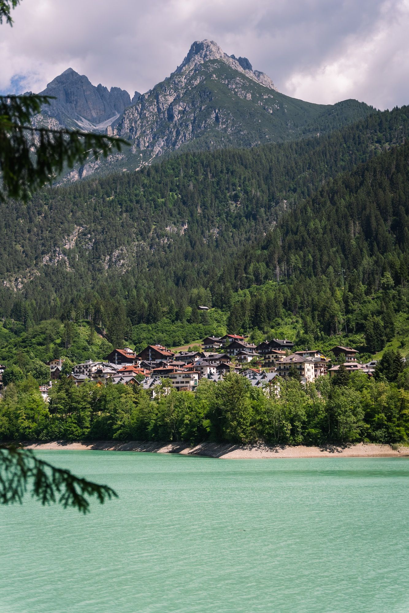 aurozo lac et village dans les dolomites