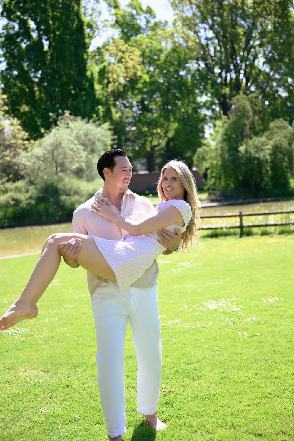 Engagement photography Zurich elegant portraits and genuine emotions in studio or outdoors. Stylish, romantic, unforgettable.
