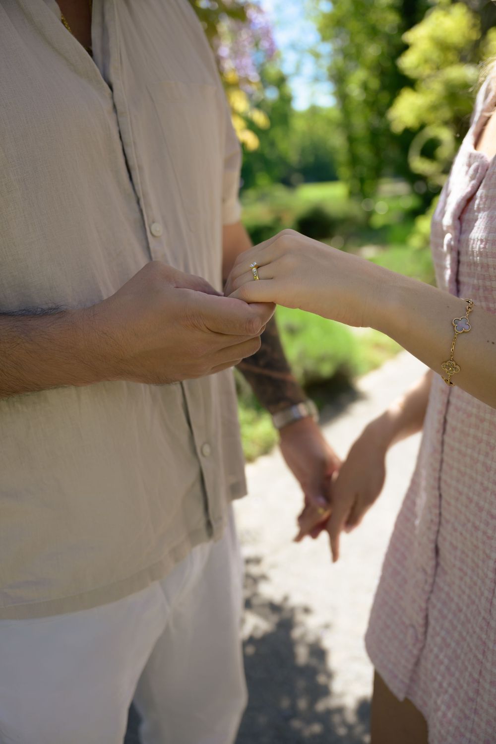 Verlobungsfotografie Zürich, emotionale, echte Momente für unvergessliche Erinnerungen. Studio oder Outdoor möglich.