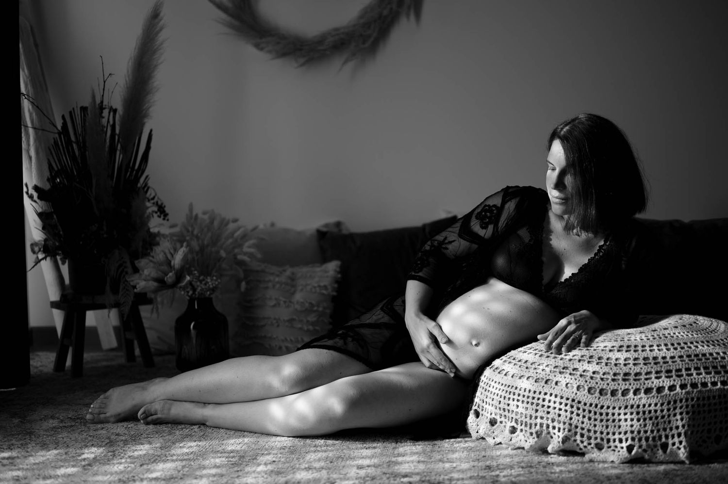 Foto in gravidanza realizzata in studio, servizio maternity a Verona. Ritratto di una mamma con il pancione