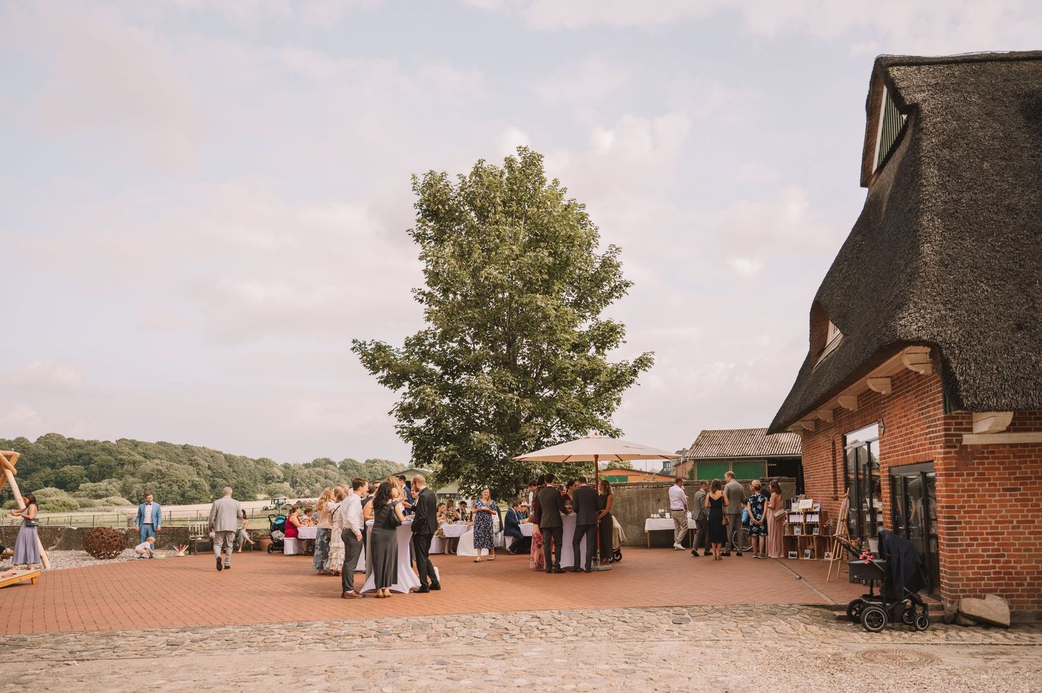Sektempfang in der Hofscheune Bissee