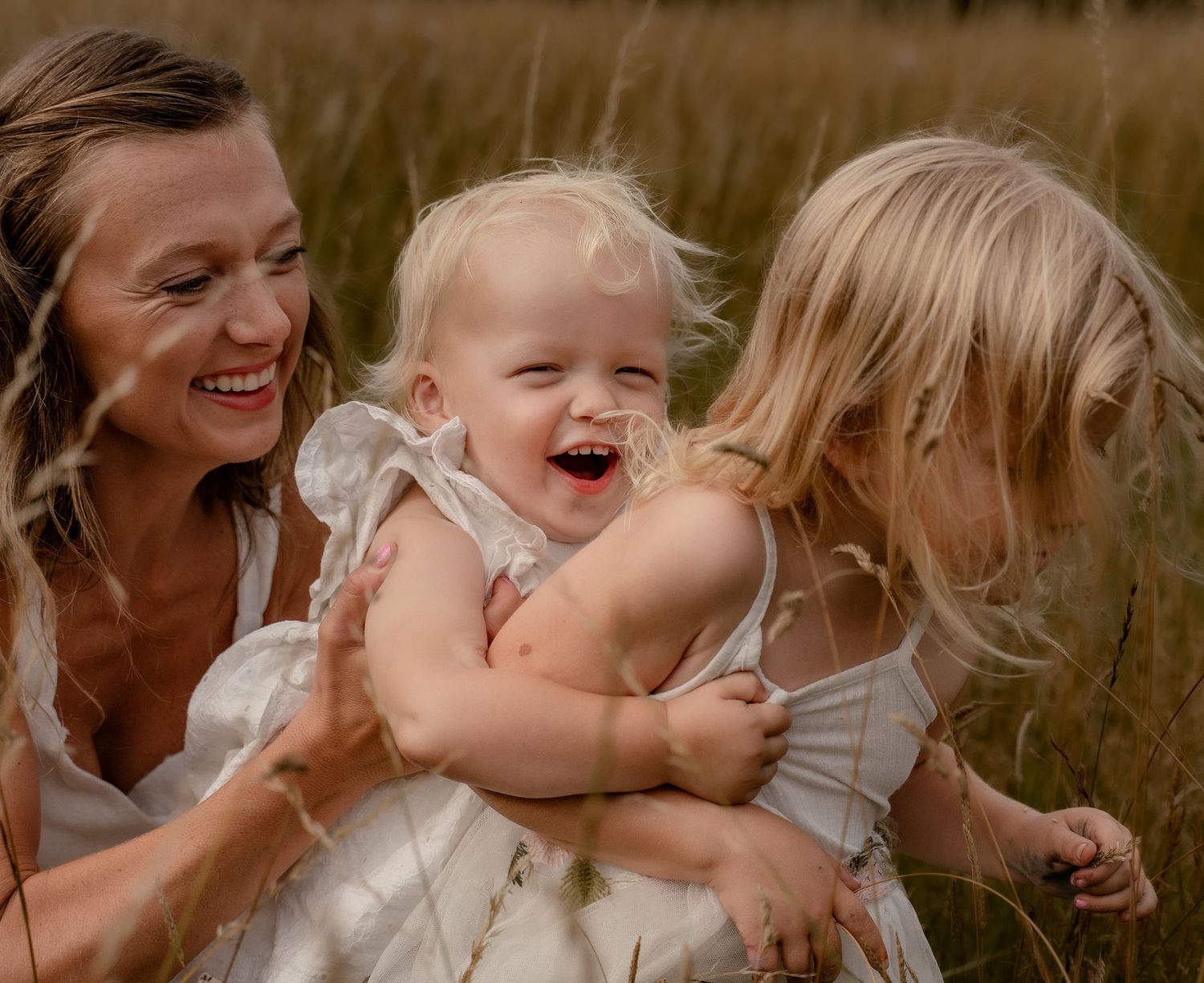 laughing-sisters-outdoor-lifestyle-photoshoot.jpg