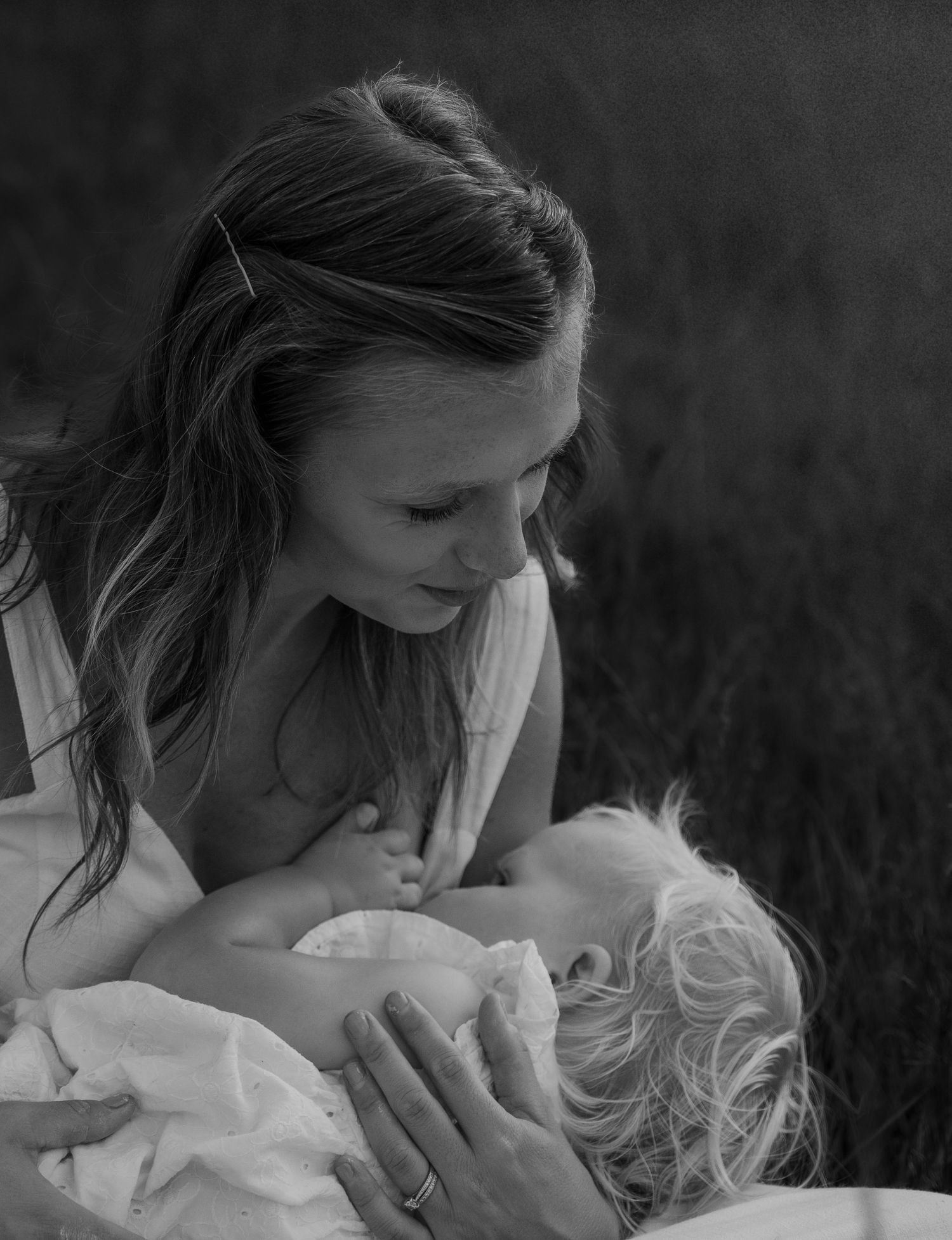 breastfeeding-motherhood-session-derbyshire-fields.jpg