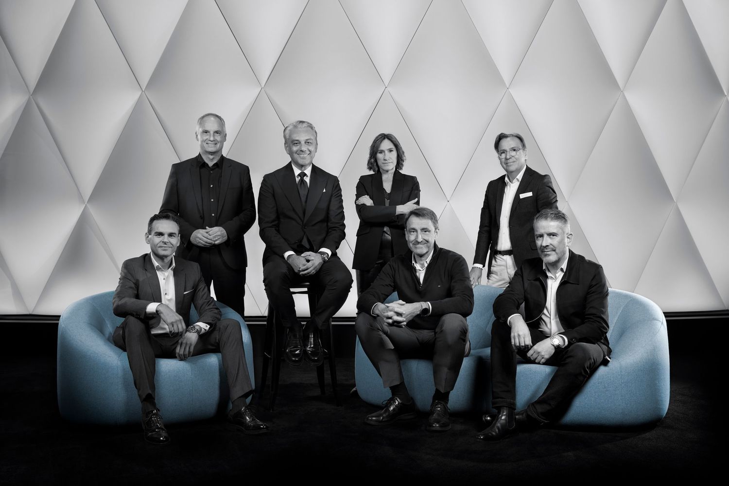 Portrait corporate noir et blanc des membres du Board de Renault, capturant l'expertise et le leadership au sein d'un studio au design moder
