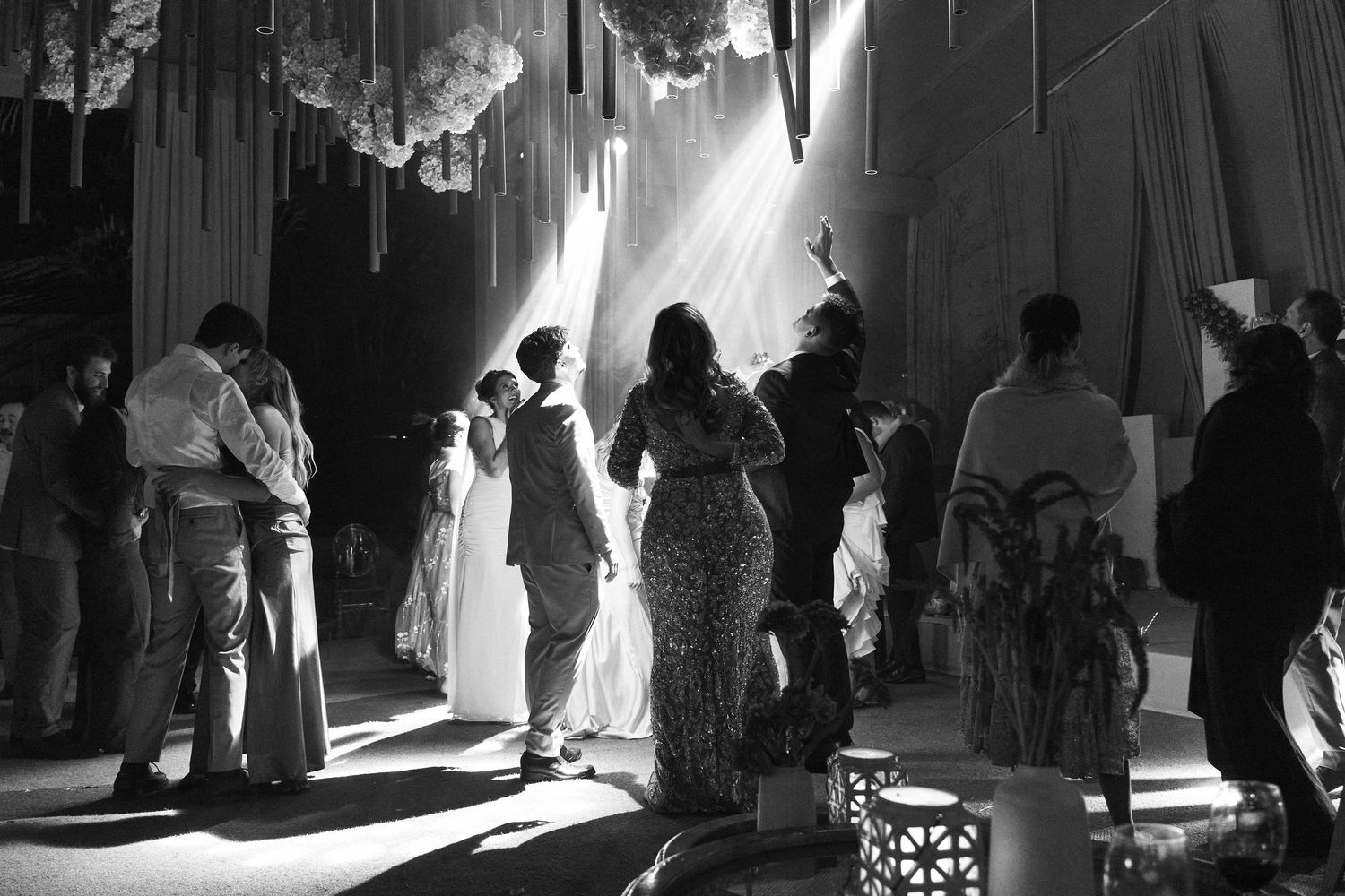Convidados aproveitam a festa de casamento em meio à luzes mágicas.