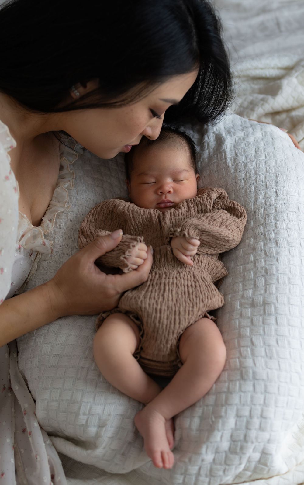 Professionele newbornshoot in Eindhoven door newbornfotograaf uit Noord-Brabant, met zachte styling en liefdevolle aandacht voor jou baby.