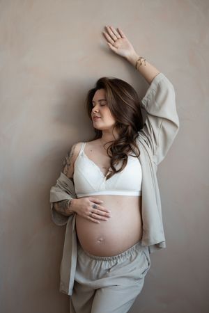 Intieme zwangerschapsshoot waarin jouw buik centraal staat, gefotografeerd door zwangerschapsfotograaf Eindhoven, Noord-Brabant.