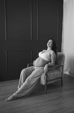 Persoonlijke zwangerschapsshoot aan huis of op locatie, door ervaren zwangerschapsfotograaf Eindhoven, Noord-Brabant.