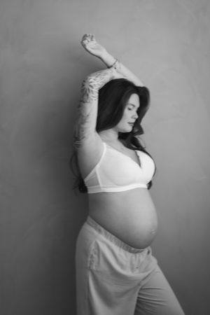Professionele zwangerschapsshoot voor aanstaande ouders, vastgelegd door zwangerschapsfotograaf uit Eindhoven, Noord-Brabant.