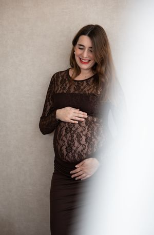 Natuurlijke zwangerschapsshoot met zachte kleuren, vastgelegd door zwangerschapsfotograaf uit Eindhoven, Noord-Brabant.