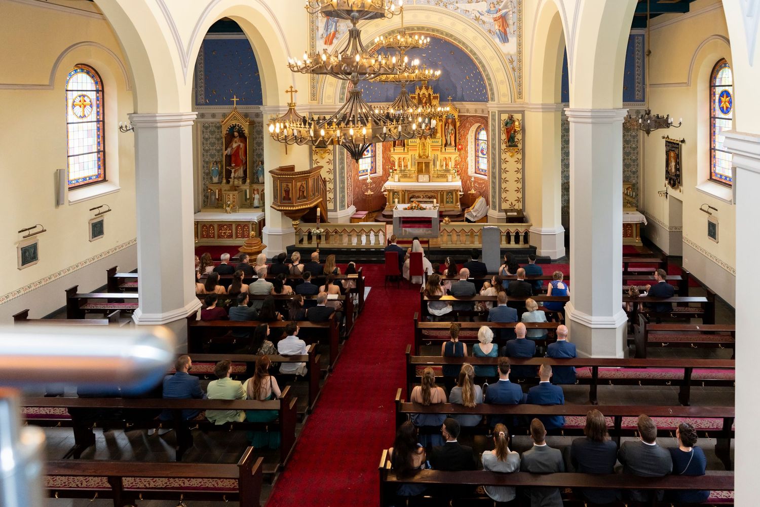 Hochzeitszeremonie in Berliner Kirche mit festlicher Atmosphäre
