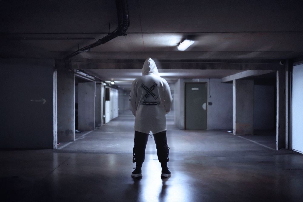 Séance photo par Chaemi Studio, photographe portrait à Montpellier. Shooting créatif dans une ambiance moderne, cyberpunk et futuriste.