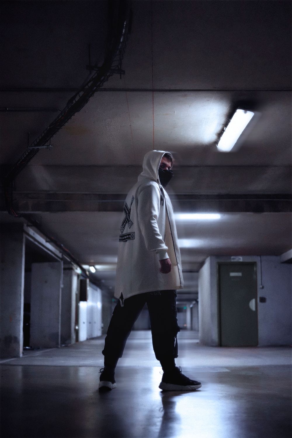 Séance photo par Chaemi Studio, photographe portrait à Montpellier. Shooting créatif dans une ambiance moderne, cyberpunk et futuriste.