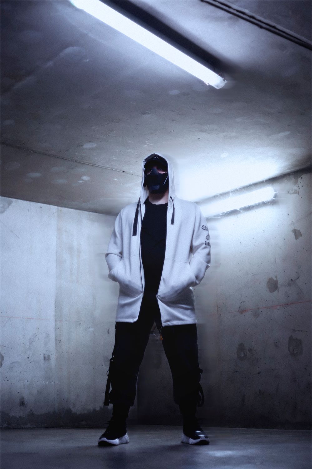 Séance photo par Chaemi Studio, photographe portrait à Montpellier. Shooting créatif dans une ambiance moderne, cyberpunk et futuriste.