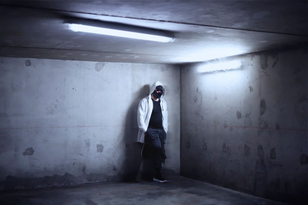 Séance photo par Chaemi Studio, photographe portrait à Montpellier. Shooting créatif dans une ambiance moderne, cyberpunk et futuriste.