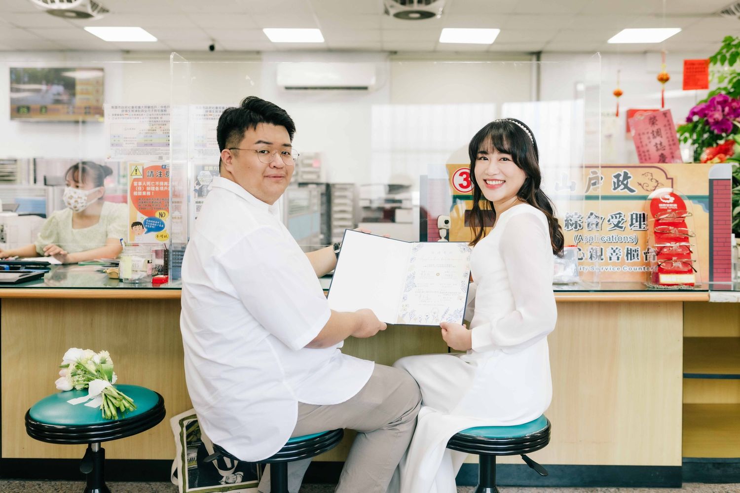 登記寫真記錄新人於戶政事務所完成結婚登記的重要時刻，以自然紀實的方式捕捉簽名、對看與家人陪伴的互動畫面。相較傳統婚禮攝影，登記寫真風格更低調、輕鬆，適合喜歡簡單、不擺拍的新人，也能同時留下家庭合照、輕婚紗或朋友寫真的紀念，為婚姻開始留下真實而溫柔的影像。渴望影像，渴望與您相遇。