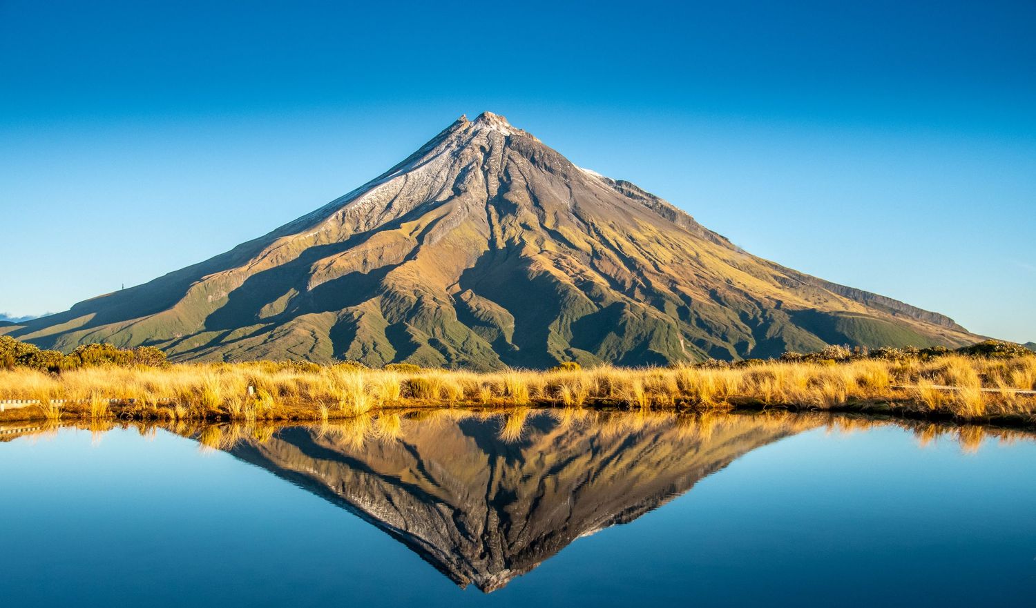 Reflet symétrique du Mont Taranaki dans un lac au lever du soleil, Nouvelle-Zélande