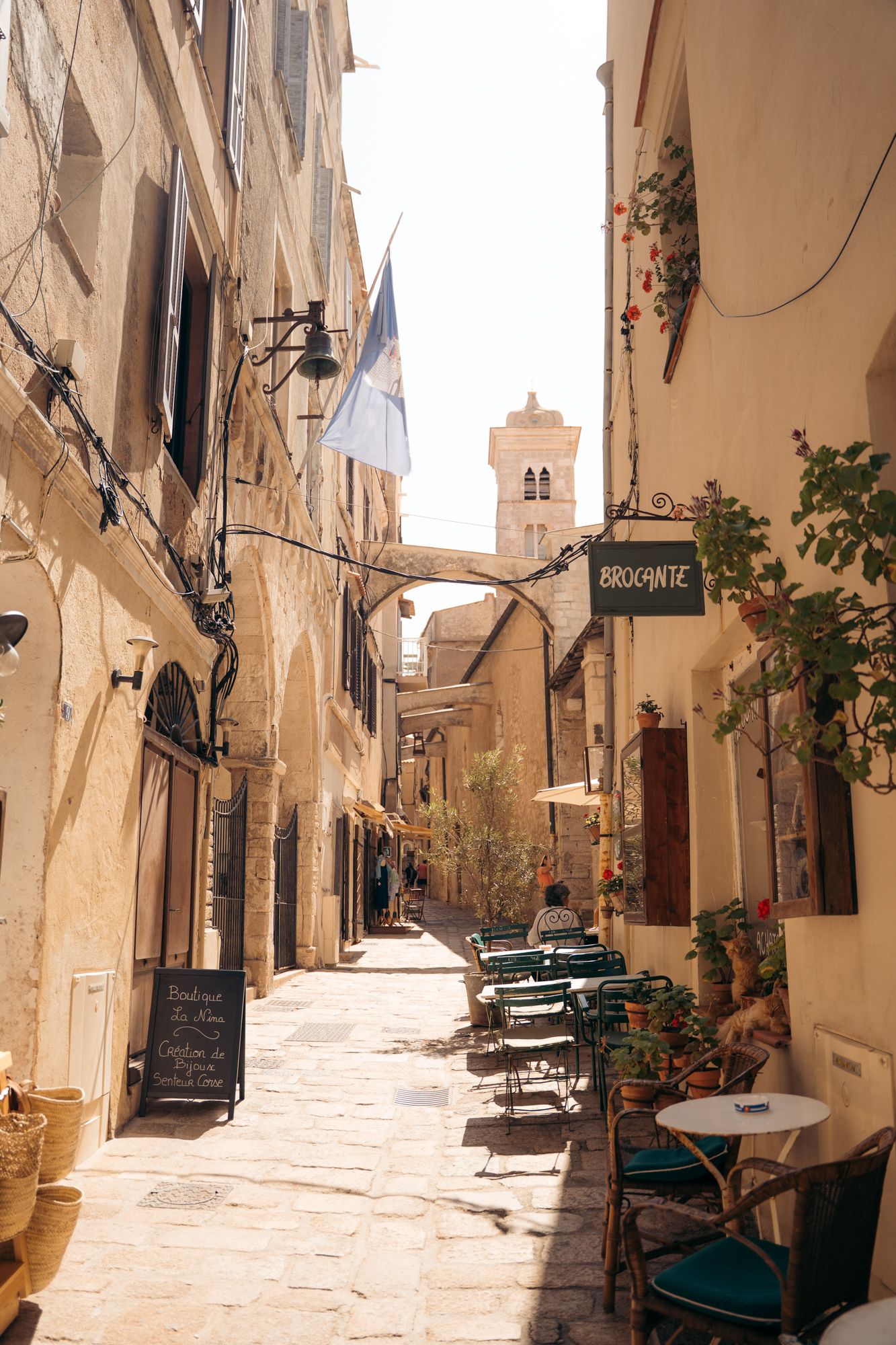 ruelle et eglise de bonifacio