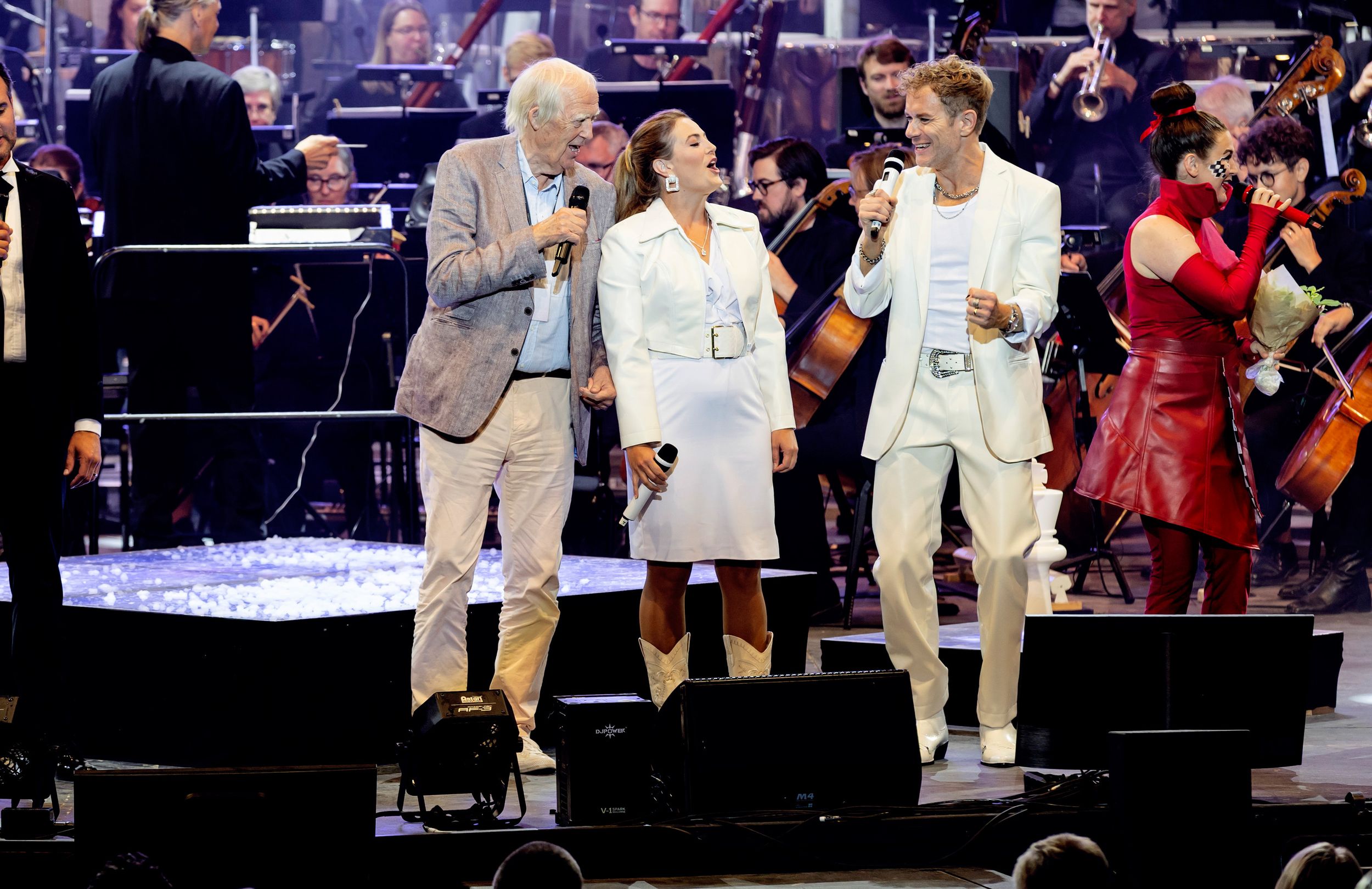 Sir Tim Rice med Tuva B Larsen och Peter Johansson. De skrattar tillsammans.