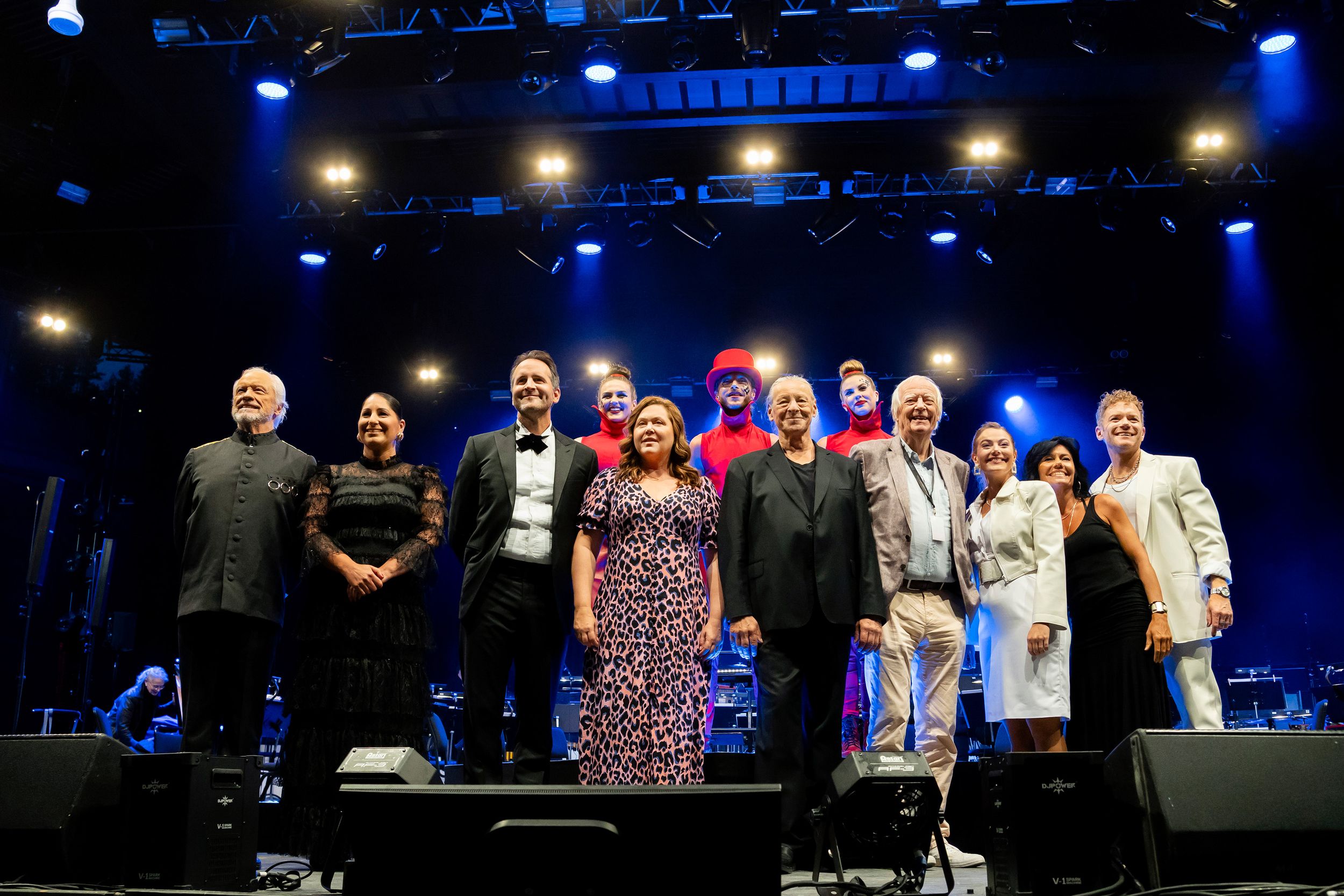 Chess in Concert på Dalhalla. Tocca Entertainment. Fotograf Rebecca Nordin. Gruppbild med Sir Time Rice.