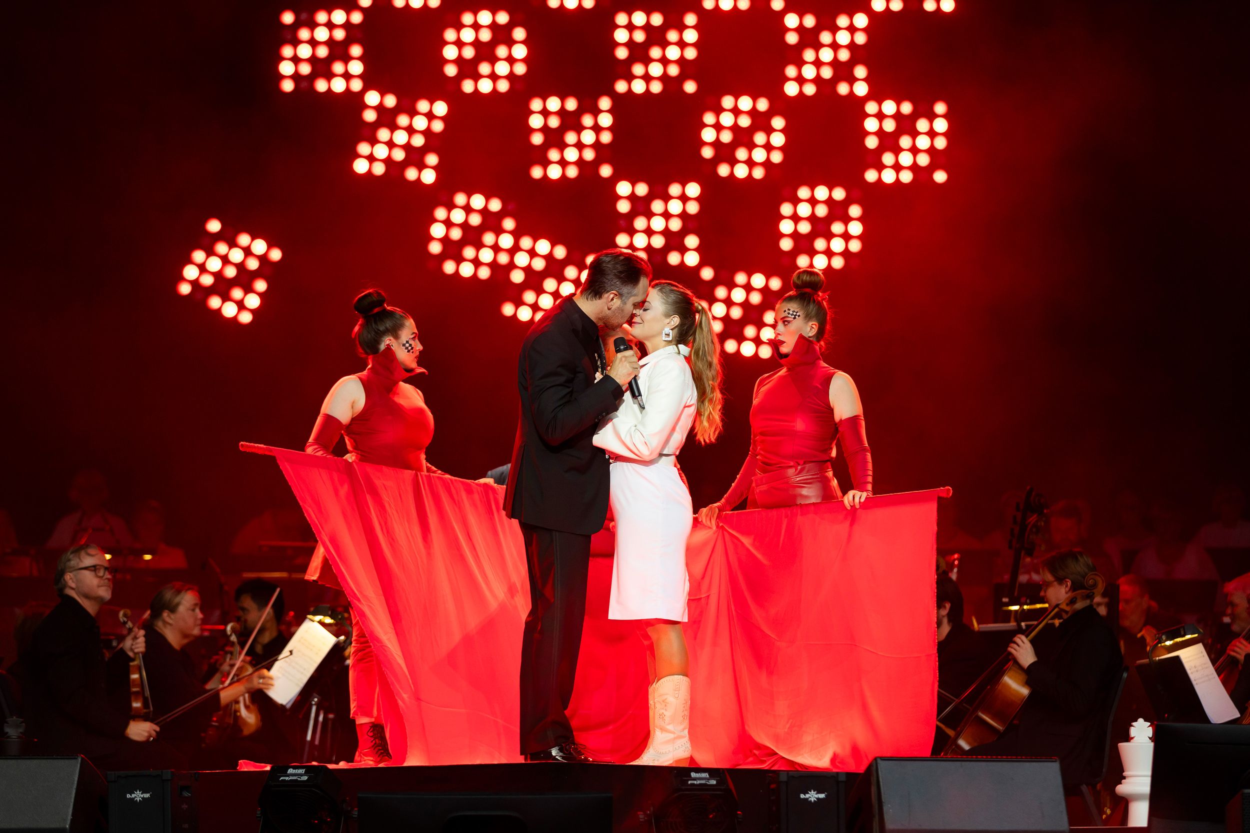 Chess in Concert på Dalhalla. Tocca Entertainment. Fotograf Rebecca Nordin. Florence och Anatoly kysser varandra.