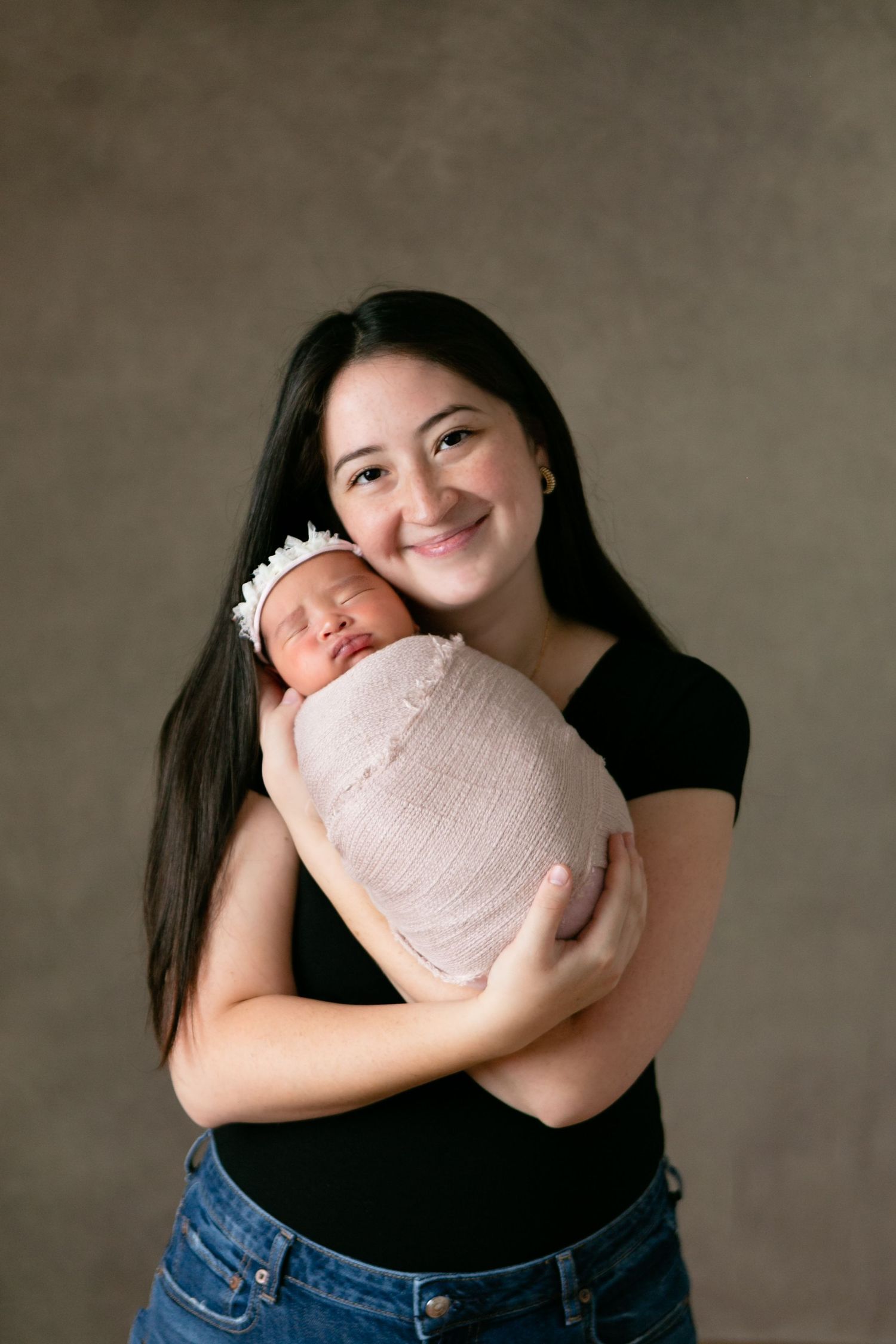Orlando Newborn Photography, Sanford Newborn Photography, Newborn Family Photo, mom and baby girl posing together