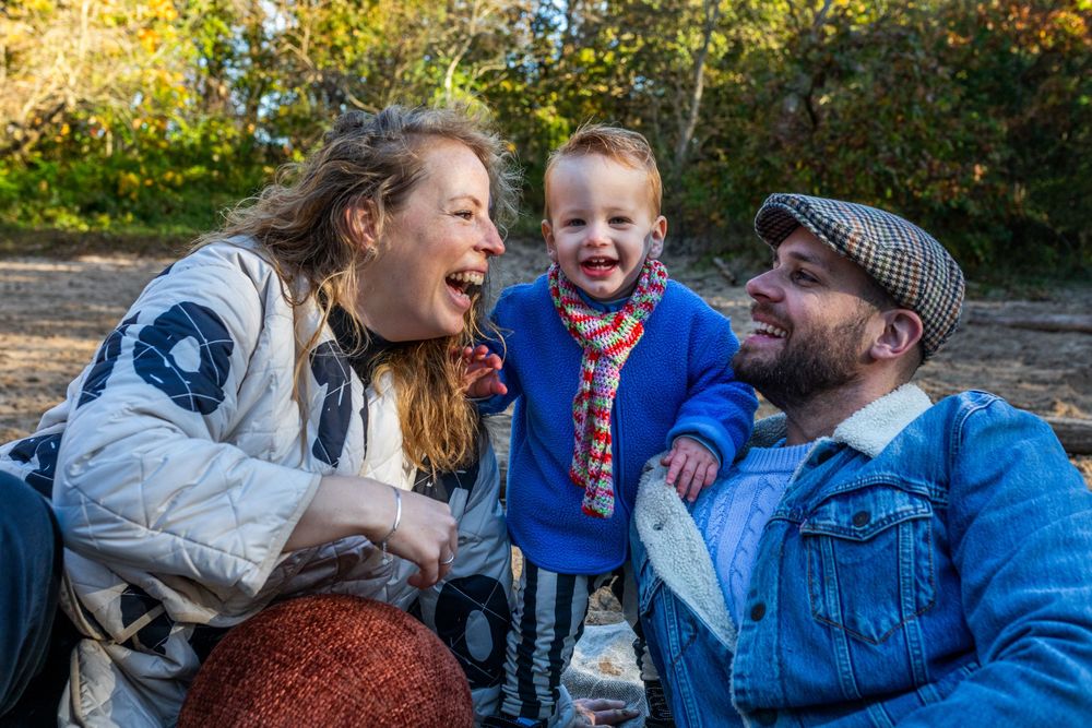 Lekker lachen tijdens het fotograferen. Op de foto gaan is leuk! #fotograafZaanstreek #fotograafNoordHolland