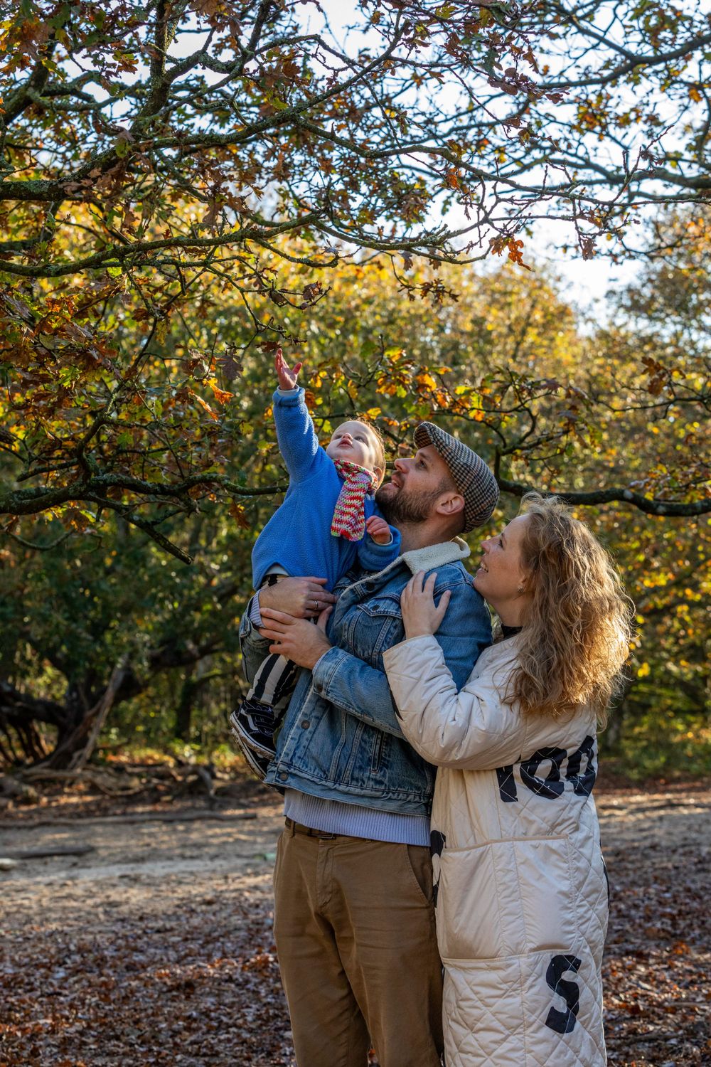 Familieportret in het bos bij Castricum aan zee. Mooie herfstkleuren. Er is zoveel te ontdekken in het bos. #luzanveenendaal #gezinsfoto