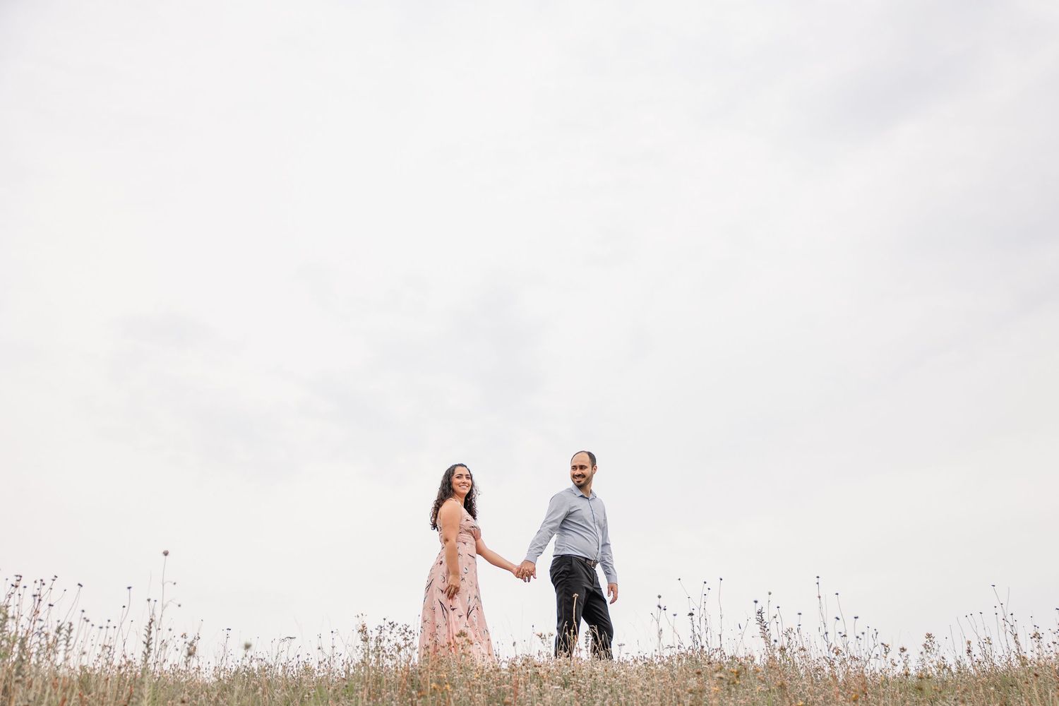 Beim Paarshooting auf der Halde in Bottrop, das verliebte Hochzeitspaar vor der Hochzeit