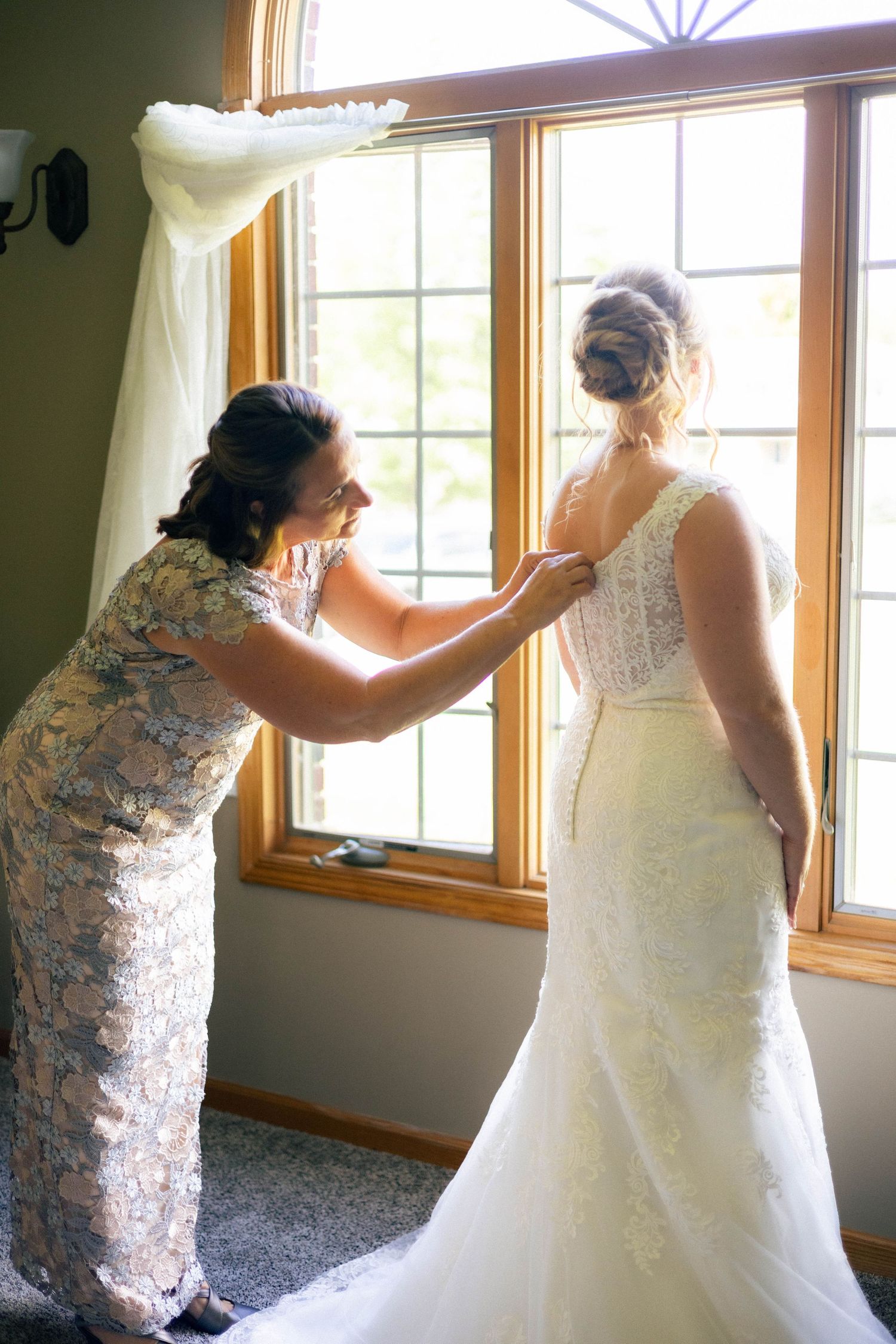 indoor bridal getting ready photos before ceremony in Frankfort, Illinois