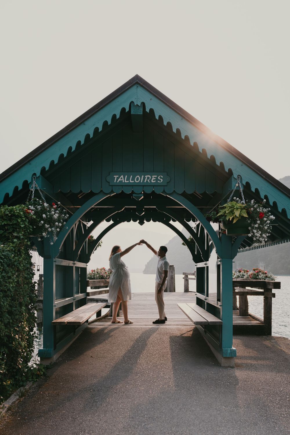 couple d'amoureux a l'embarcadère de Talloires en train de danser, photographe mariage et grossesse.