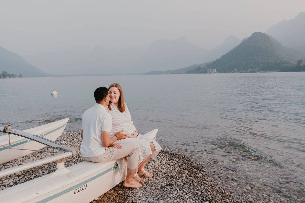 Couple d'amoureux, lors d'une séance romantique au bord du lac sur un bateau avec les montagnes.