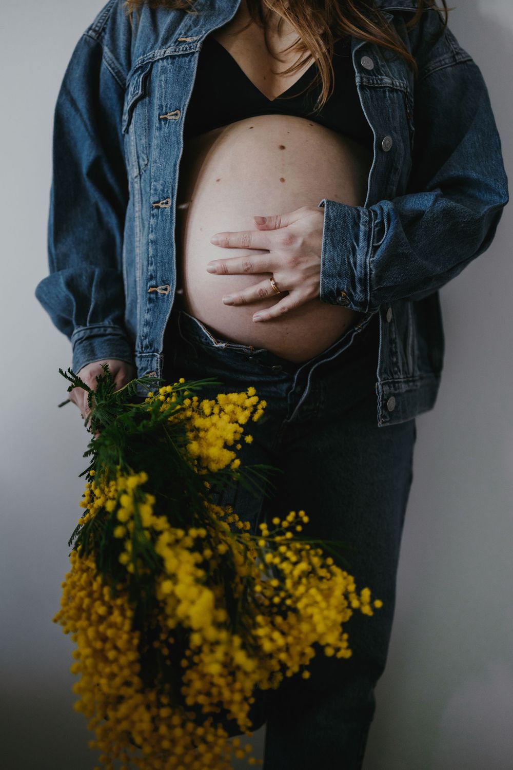 Séance maternité avec des fleurs mimosa, Photographe grossesse annecy.