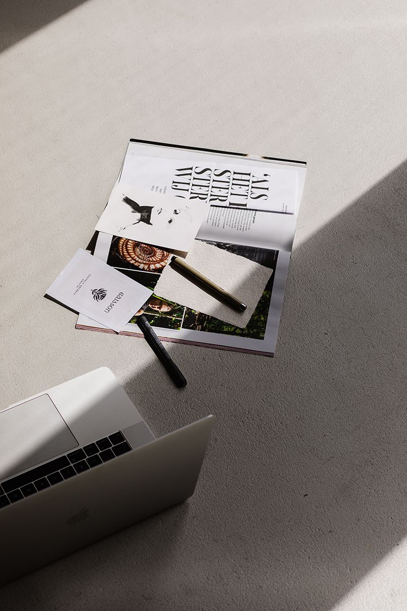Sfeerfoto voor een website van een creatieve ondernemer die logo's ontwerpt en websites maakt.