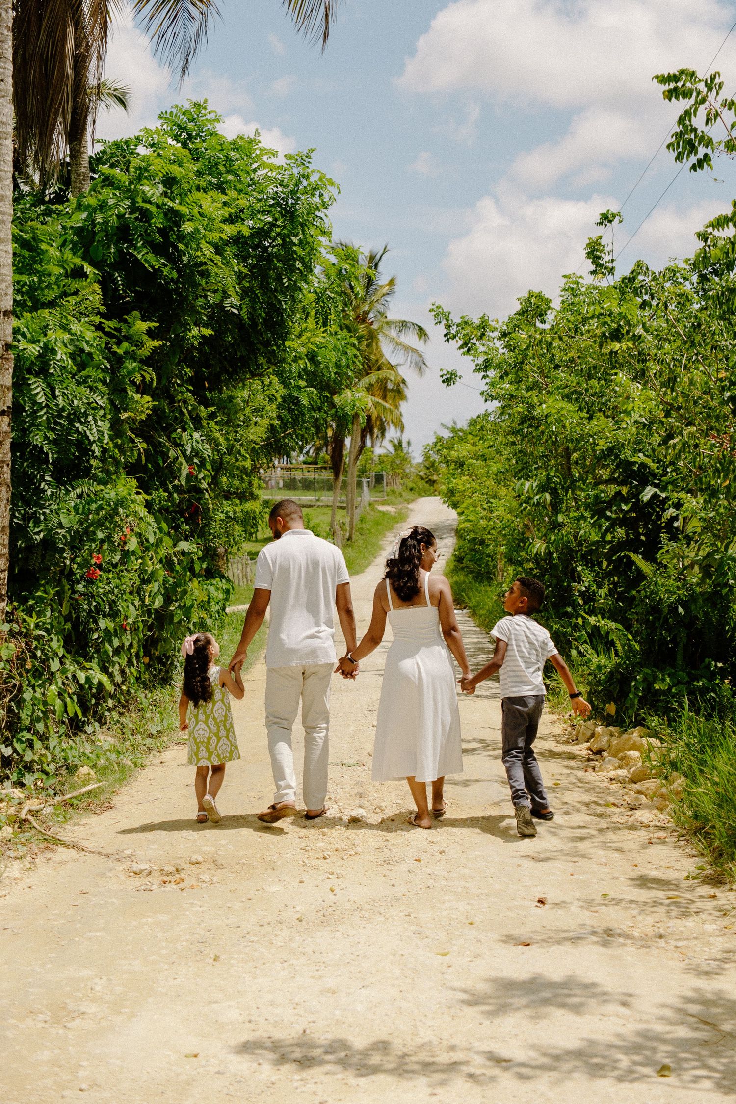 Elegant family portrait session in Punta Cana

Sesión elegante de retrato familiar en Punta Cana
