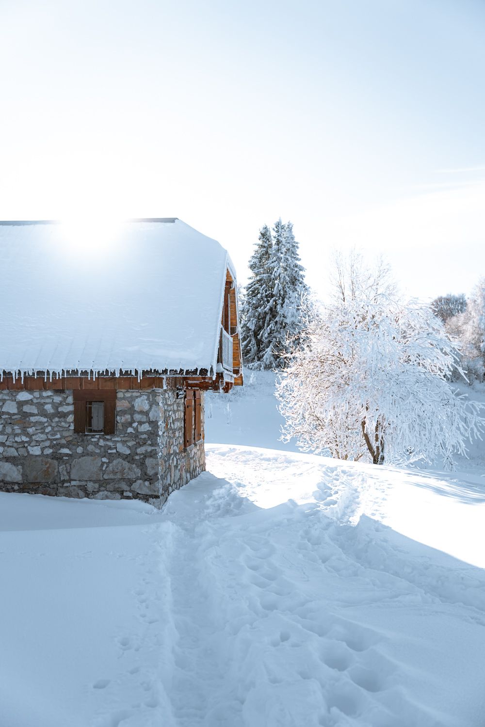 Chalet d'alpage entre le Sire et la Féclaz au coucher du soleil en hiver