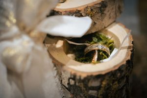 Bagues de mariage dans une boîte en bois aux Jardins d’Alex et Jennie à Laterrière, Saguenay.