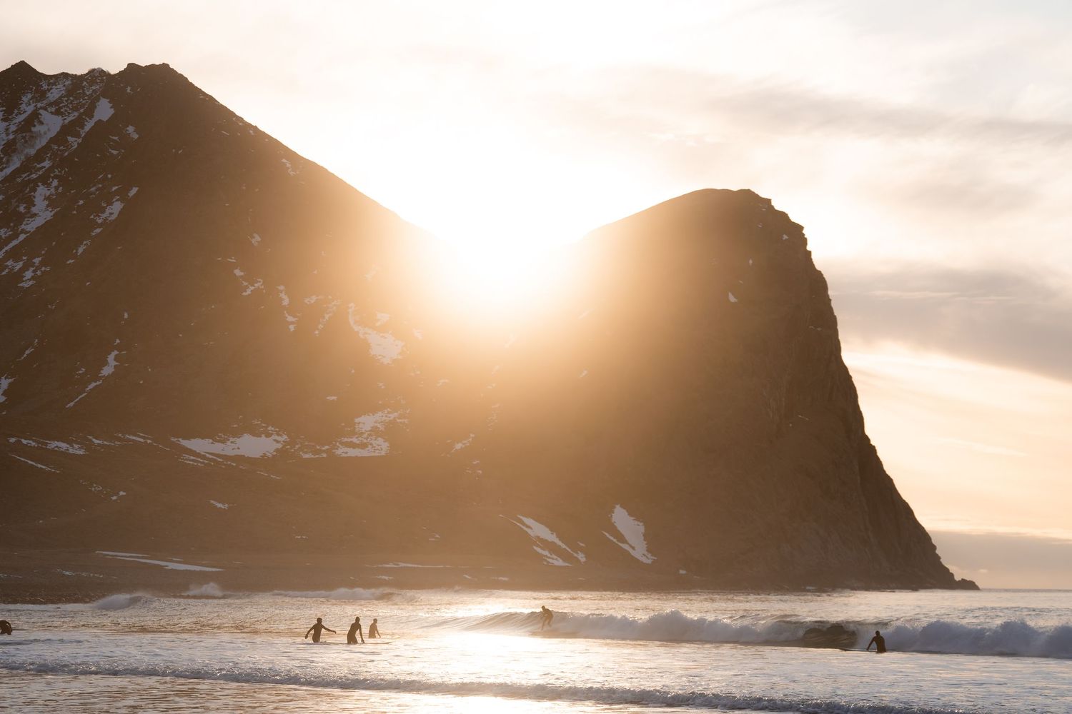 coucher de soleil sur la plage d'unstad surf arctique