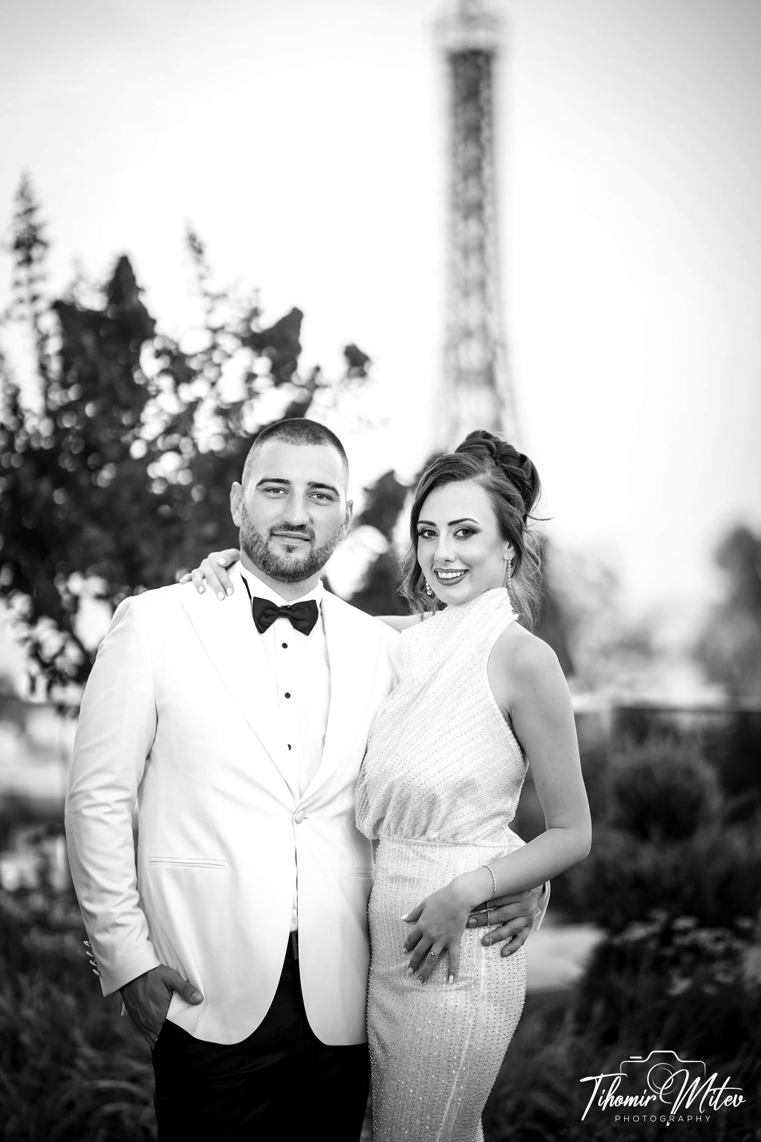 Галена и Петър на фотосесия с парижки стил и полъх на фона на айфеловата кула