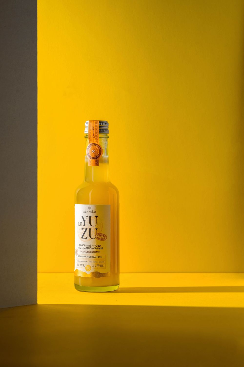 Bouteille Alain Milliat sur fond jaune - Mélanie Rousselle, styliste et photographe culinaire basée en Ile de France