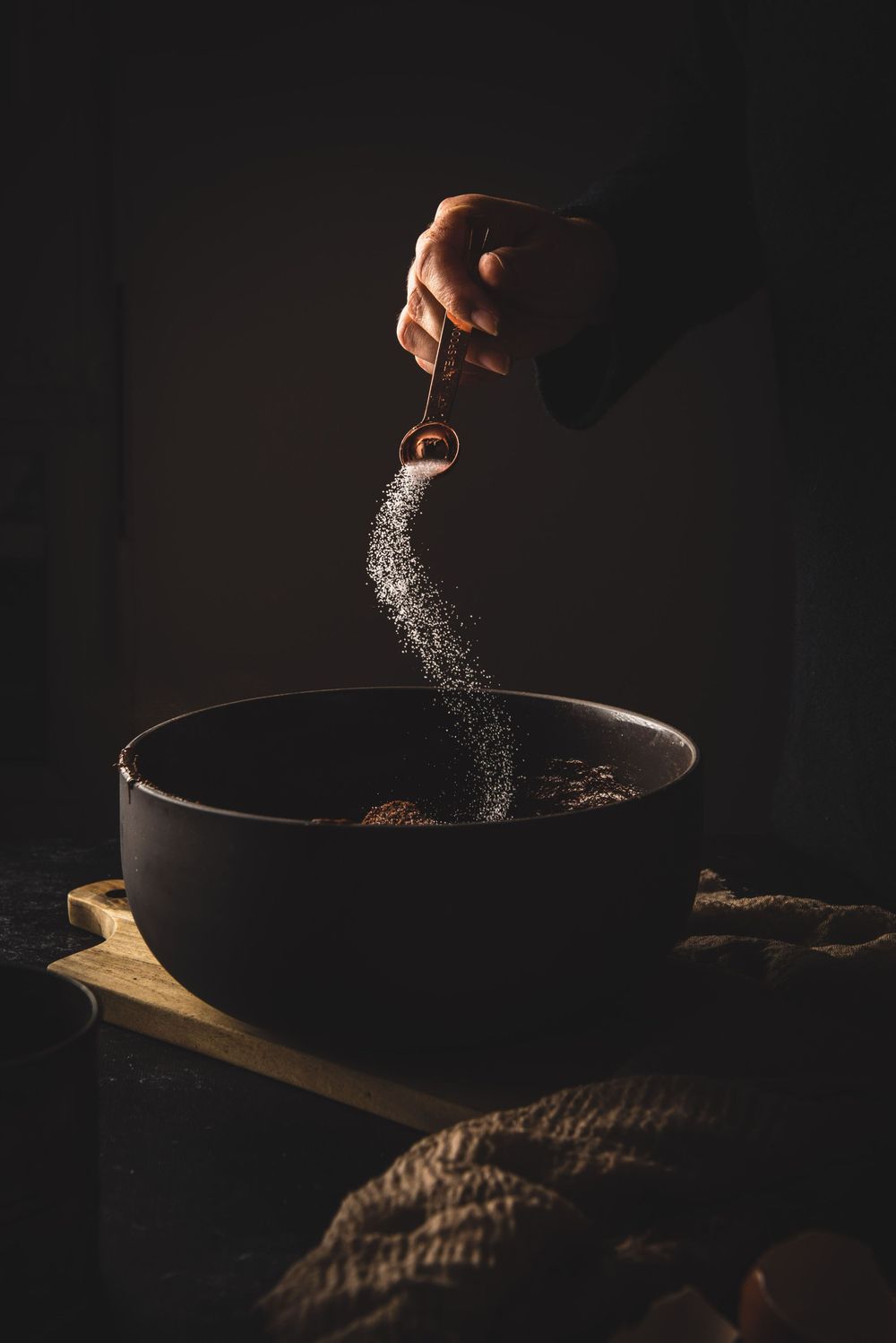Chute de sel en clair obscur - Mélanie Rousselle, styliste et photographe culinaire basée en Ile de France