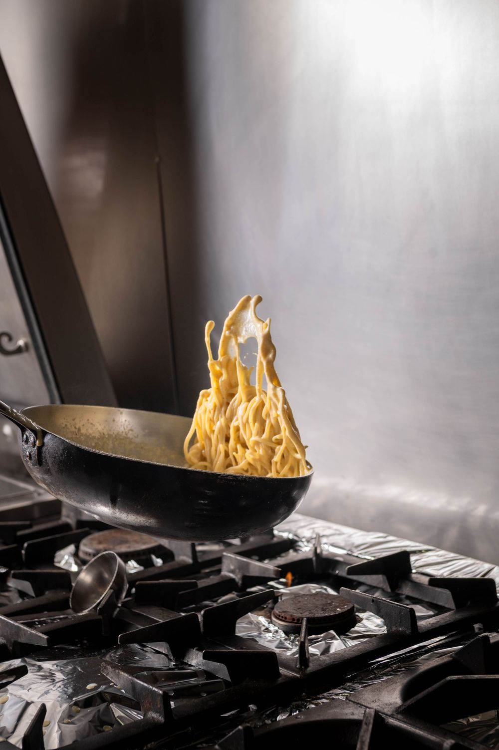 Pâtes dans une poêle - Mélanie Rousselle, styliste et photographe culinaire basée en Ile de France