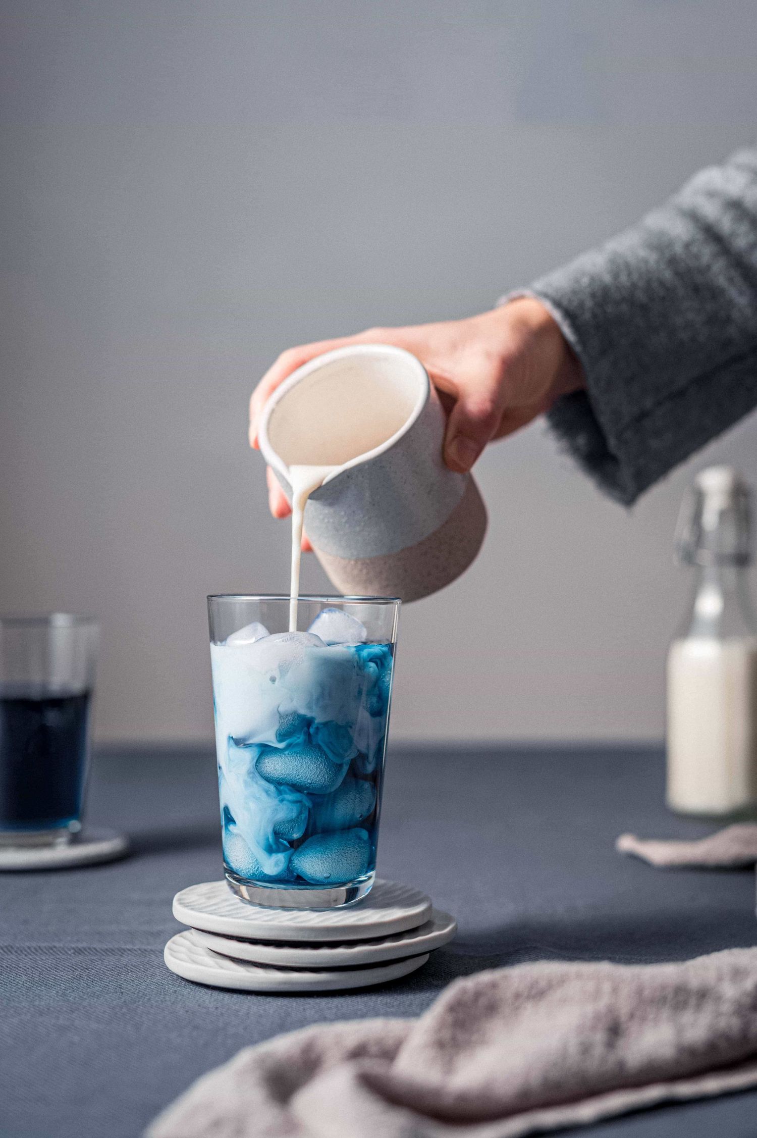 Boisson bleue avec lait - Mélanie Rousselle, photographe et vidéaste culinaire