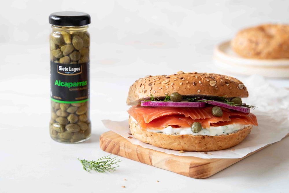Bagel con salmón, queso blanco, cebolla morada, dill y alcaparras - Laura Ordoñez Fotografía