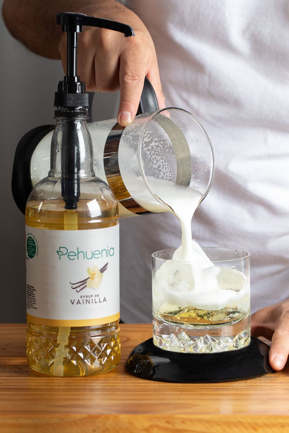 Preparación de trago con Syrup de vainilla Pehuenia. Laura Ordoñez Fotos.