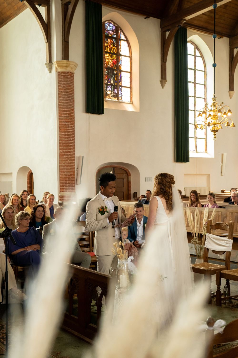 Zachte kleuren in de foto met de kerkdienst van de bruiloft
