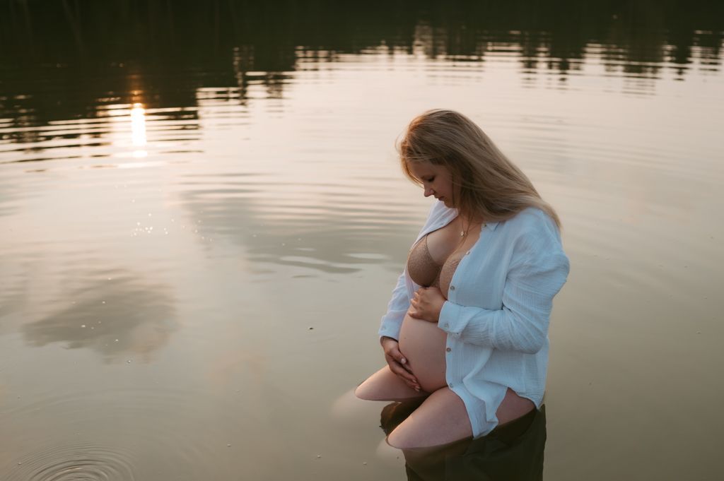 Melissa Stuer Photography Moederschapsfotograaf Moerbeke Oost-Vlaanderen zwangere vrouw in lingerie blote buik in water